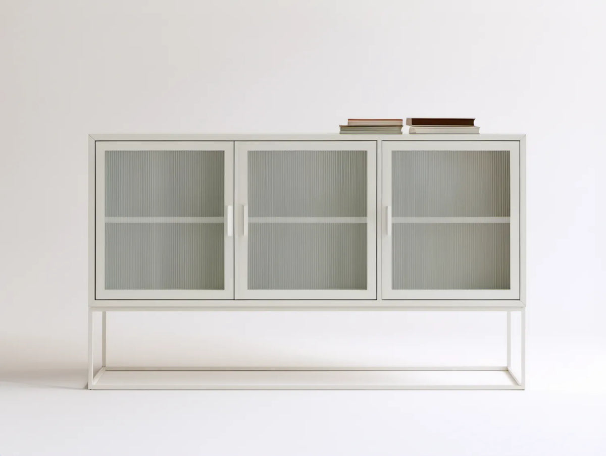 Biała szafka RTV ze stali i ryflowanego szkła szarego 160 x 40 x 85 cm, 3 drzwi