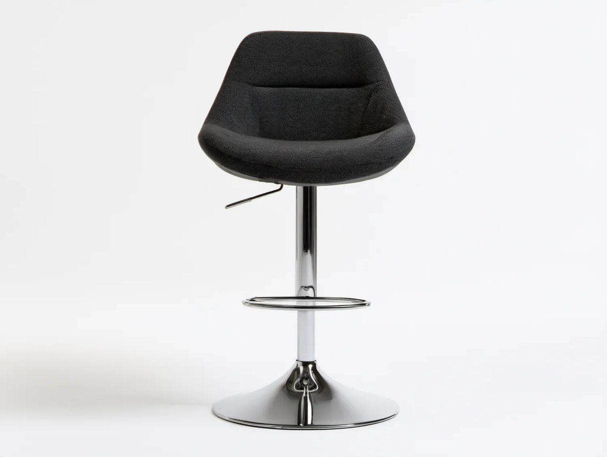 Czarny obrotowy stołek barowy z regulacją wysokości siedziska 61–82 cm, chromowana podstawa