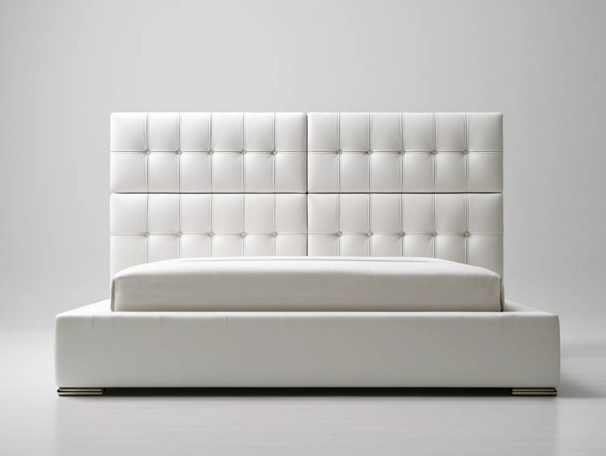 Białe łóżko tapicerowane z ekoskóry PU 180 x 200 cm z pikowanym zagłówkiem i srebrnymi nóżkami